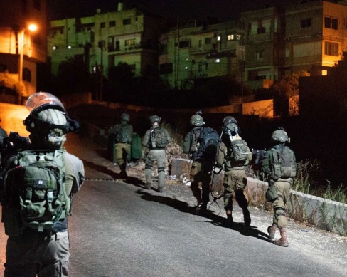 الاحتلال يعتقل 22 مواطنا بالضفة ويفجر منشأة بنابلس