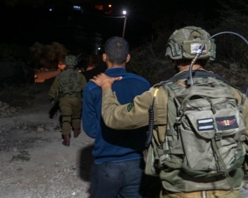 بالأسماء.. الاحتلال يعتقل 5 فلسطينيين بينهم أب ونجلاه بالضفة