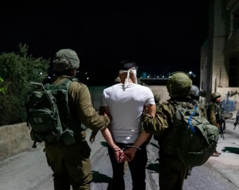 بالأسماء.. الاحتلال يعتقل 15 فلسطينيًا بينهم سيدة وثلاثة أشقاء خلال حملة مداهمات بالضفة