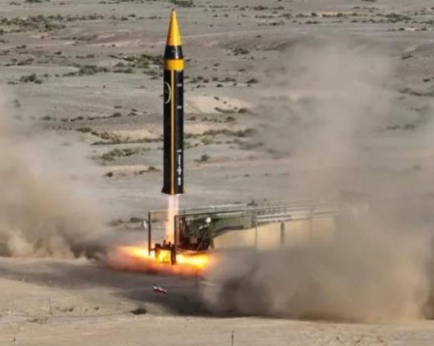  طهران تهدد برد "ساحق" على أي هجوم وواشنطن تحذر رعاياها بالمنطقة
