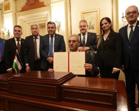 لجنة شعث تتسول 30 مليون دولار لبناء "معسكرات" مزودة بصالات للترفيه لكبار موظفيها فوق ركام غزة وجثث اطفالها
