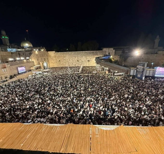 الاحتلال يحول القدس لثكنة ونتنياهو وآلاف المستوطنين يقتحمون حائط البراق

