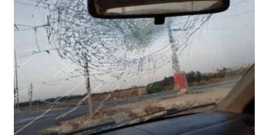 اصابة طفل نتيجة رشق مستوطنين مركبات المواطنين جنوب بيت لحم بالحجارة