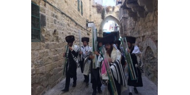 القدس: مستوطنون يؤدون طقوسا تلمودية في سوق القطانين