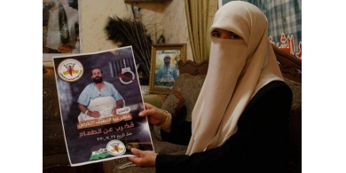 زوجة الاسير ماهر الاخرس : الاطباء اخبروني انه قد يستشهد في اي لحظة، ولن نستقبل من خذلنا بنصرة ودعم زوجي لحظة انتصاره وحريته