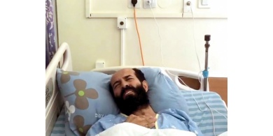 الكيلة: هناك أب فلسطيني يموتُ جوعاً وقهراً وهو مكبل بمشفى إسرائيلي