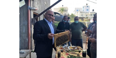 محافظ جنين يطلع على إنجازات جمعية مربي النحل التعاونية في بلدة السيلة الحارثية غرب جنين
