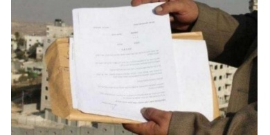 الاحتلال يسلم عشرات الإخطارات بوقف العمل في منشآت قلنديا
