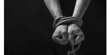 القبض على فتى هدد طفلة بالإختطاف وابتزها مالياً في جنين