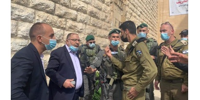 جنود الاحتلال يعتدون على رئيس بلدية الخليل ويحاولون منعه من دخول الحرم الابراهيمي