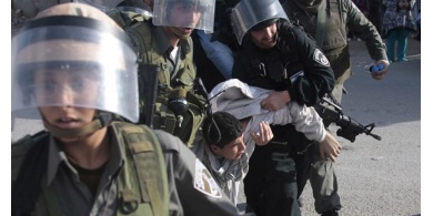 جندي إسرائيلي هدد طفلا فلسطينيا بعد اعتقاله: ""بطخك وبحكي بالغلط"... ومُحقق لطفل آخر: "سنعتقل والديك ونقتل شقيقك"