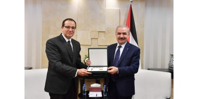 نيابة عن الرئيس: اشتية يقلد السفير المصري وسام نجمة القدس