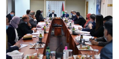 اشتية: كورونا عصفت بالقطاعين العام والخاص ونعمل لعلاج أثارها الاقتصادية