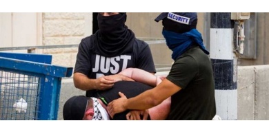 مستعربون يختطفون شابا من داخل محطة محروقات في قلنديا