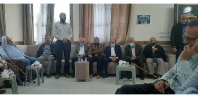 وفد من نادي الأسير وهيئة الأسرى يقدم واجب العزاء لذوي الشهيد أبو وعر في قباطية