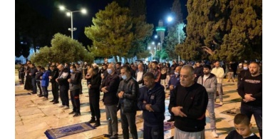 رغم تشديدات الاحتلال.. مئات المقدسيين أدوا صلاة الفجر في الأقصى