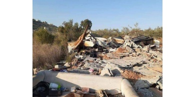 الاحتلال يهدم 5 مساكن ويدمر شبكة مياه في يطا جنوب الخليل