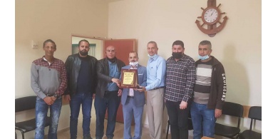 وفد من نادي الأسير وهيئة شؤون الأسرى يكرم مدير مستشفى جنين الحكومي