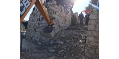 بلدية الاحتلال تهدم الدرج الموصل للاقصى من جهة مقبرة اليوسفية