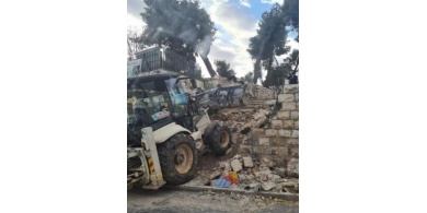 القدس: الاحتلال يجرف بالقرب من مدخل المقبرة اليوسفية