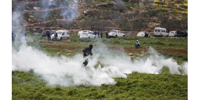 الاحتلال يقمع مسيرة ومستوطنون يطلقون الرصاص تجاه الصحفيين في المغير