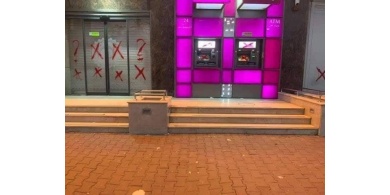مجهولون يشوهون واجهة بنك فلسطين بحي الرمال بغزة