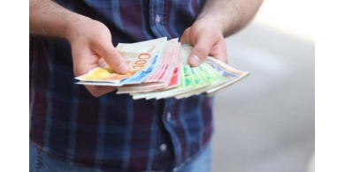 البدء بصرف مساعدات مالية لآلاف العمال وفق هذه المعاير