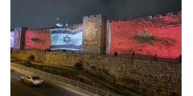 إسرائيل ترفع علم المغرب على أسوار القدس!