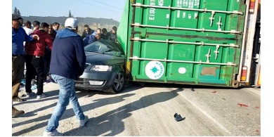 حادث مروع أوجع القلوب..مصرع سيدة وإصابة 4 أخرين بانقلاب شاحنة على مركبة في طولكرم