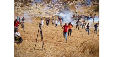 عشرات الإصابات بالغاز خلال قمع الاحتلال مسيرة بيت دجن شرق نابلس