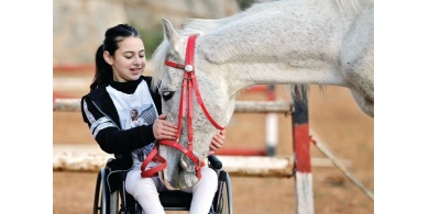 ركوب الخيل يساعد طفلة فلسطينية مصابة بشلل نصفي