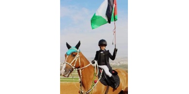 صور...الأمن الوطني يسلم مكرمة رئاسية للطفل أحمد دوابشة