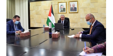 رئيس الوزراء يدين استمرار اسرائيل منع منح تأشيرات لطواقم حقوق الإنسان
