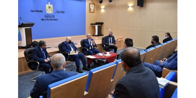 اشتية يبحث مع اتحاد الهيئات المحلية آلية معالجة الديون والمستحقات