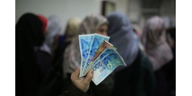 أبو بكر: البنوك تواجه تهديدا حقيقيا- كيف ستصرف الحكومة رواتب الأسرى؟