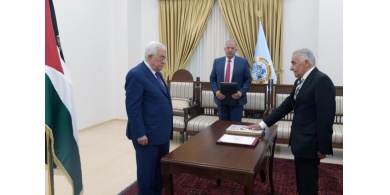 خلال اتصال هاتفي.. الرئيس عباس يساند المستشار أبو شرار