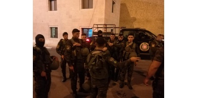 قوات الأمن الوطني الفلسطيني تنقذ حياة طفلة علق رأسها بزجاج السيارة
