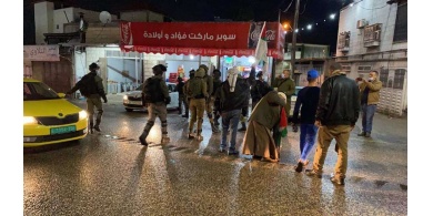 مواطنون يتصدون للمستوطنين على طريق قلقيلية نابلس وسط مواجهات مع الاحتلال
