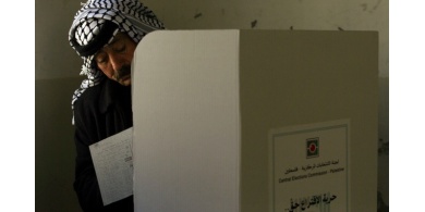 لجنة الانتخابات: عشرات الآلاف سيراقبون على الانتخابات