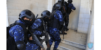 الشرطة تقبض على 4 مطلوبين مشتبه باشتراكهم بجريمة قتل