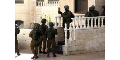 من بينها منزل رئيس المجلس..الاحتلال يداهم منازل في برطعة غرب جنين