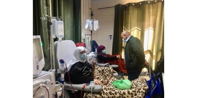 محافظ جنين يتفقد مرضى غسيل الكلى في مستشفى الشهىيد خليل سليمان الحكومي