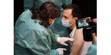 أسرى محررون يتلقون الجرعة الثانية من لقاح كورونا في وزارة الصحة