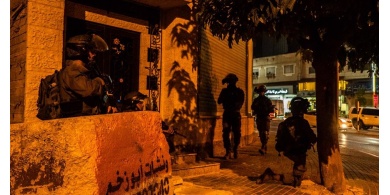 الإحتلال يعتقل 10 مواطنين في الخليل والقدس