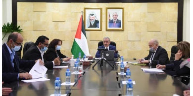 خلية متابعة اللقاحات تبحث الجاهزية للبدء في التطعيم واشتية يوعز بالعمل على البدء بالتسجيل للتطعيم