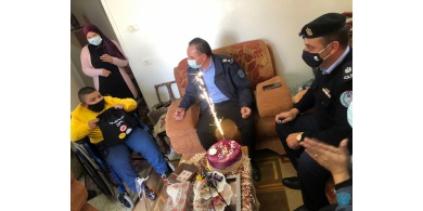 الشرطة تفاجئ طفلاً بالاحتفال بيوم ميلاده في رام الله