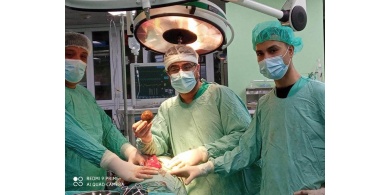 استئصال حصوة كبيرة الحجم من مريض بغزة