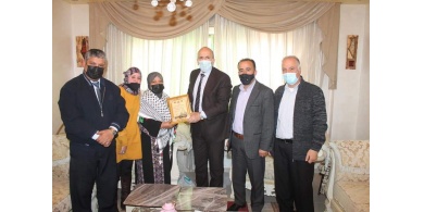 اللواء دويكات يلتقي خنساء فلسطين "أم ناصر أبو حميد" في يوم الأم وذكرى معركة الكرامة