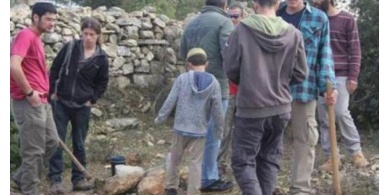 في سابقة &rlm;خطيرة...مستوطنون وعائلاتهم يقتحمون موقع برناط الأثري بنابلس