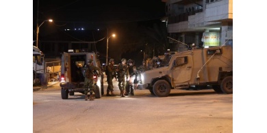 الاحتلال يصيب مواطنين بالاختناق ويفتش منازل في بيت أمر بالخليل